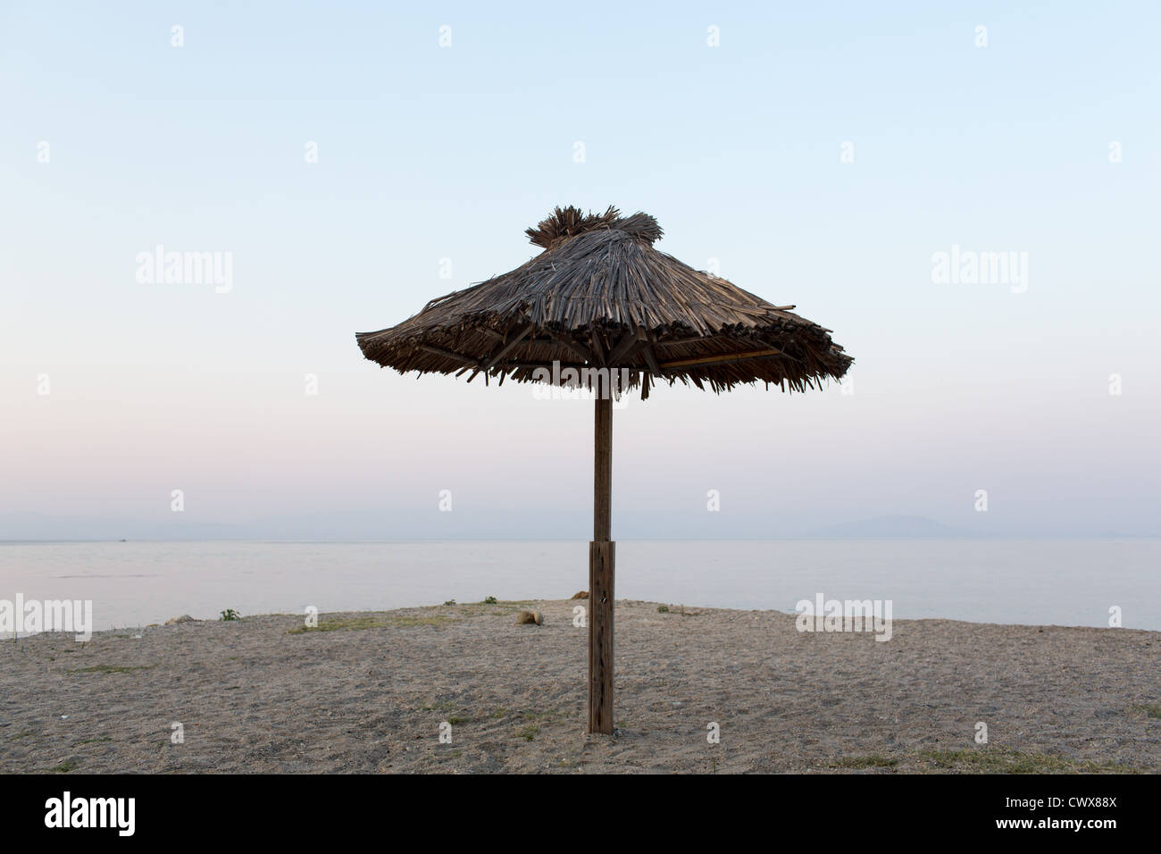 Strohgedeckten Palma am Strand in Moraitika, Korfu, Ionische Inseln, Griechenland. Stockfoto