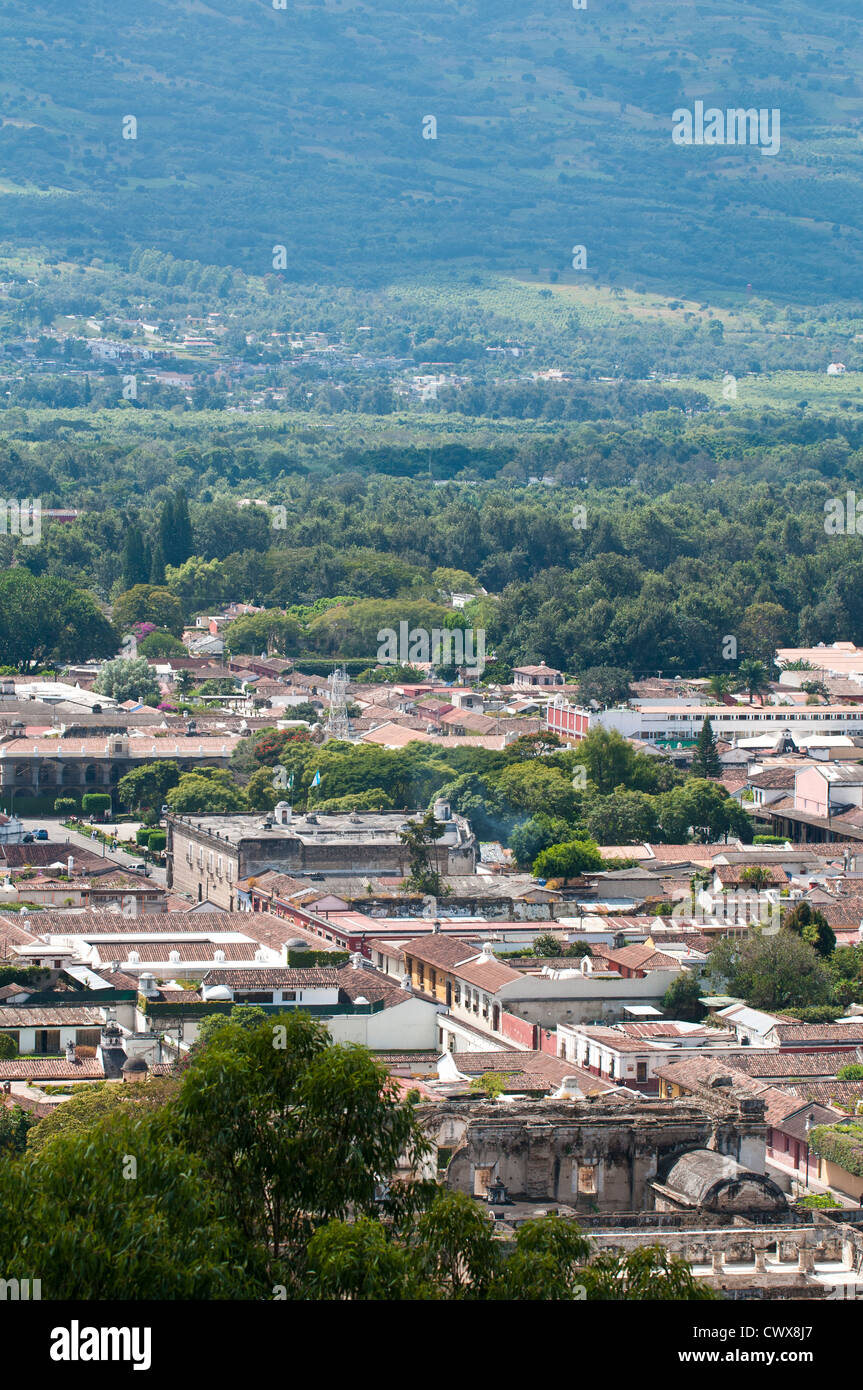 Luftaufnahme Stadtbild, Skyline von Antigua, Guatemala, vom Kreuz auf der Hill Park, UNESCO-Weltkulturerbe, Mittelamerika. Stockfoto