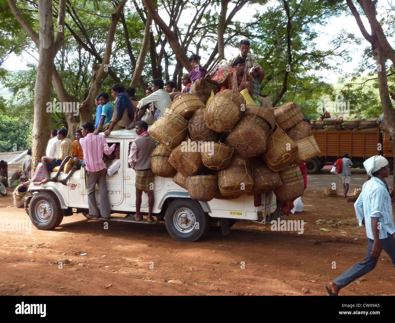 Ein LKW voll mit Menschen und Körbe kehrt heim nach einem Tag auf dem Wochenmarkt am 13. November 2009, in Orissa, Indien Stockfoto