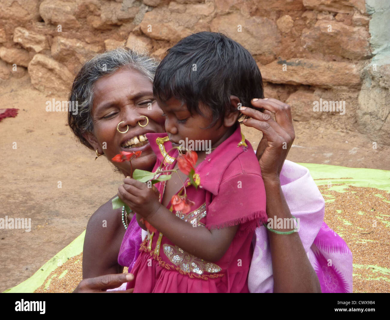 ORISSA, Indien - Nov 13 - Indianerin und ihres kleinen Kindes auf 13. November 2009, in Orissa, Indien Stockfoto