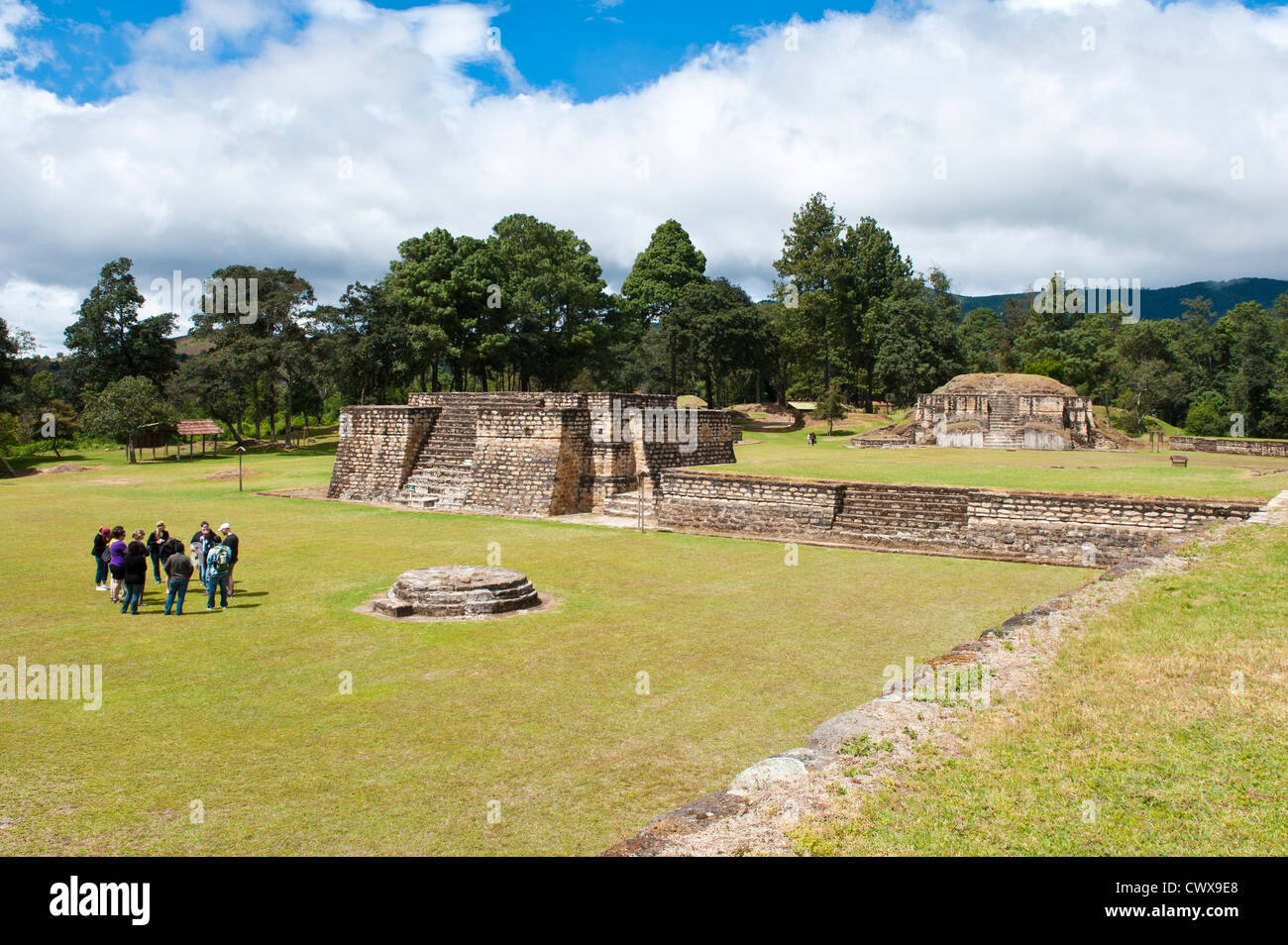 Die Maya-Ruinen von Iximche archäologische National Monument Park in der Nähe von Tecpan, Guatemala, Mittelamerika. Stockfoto