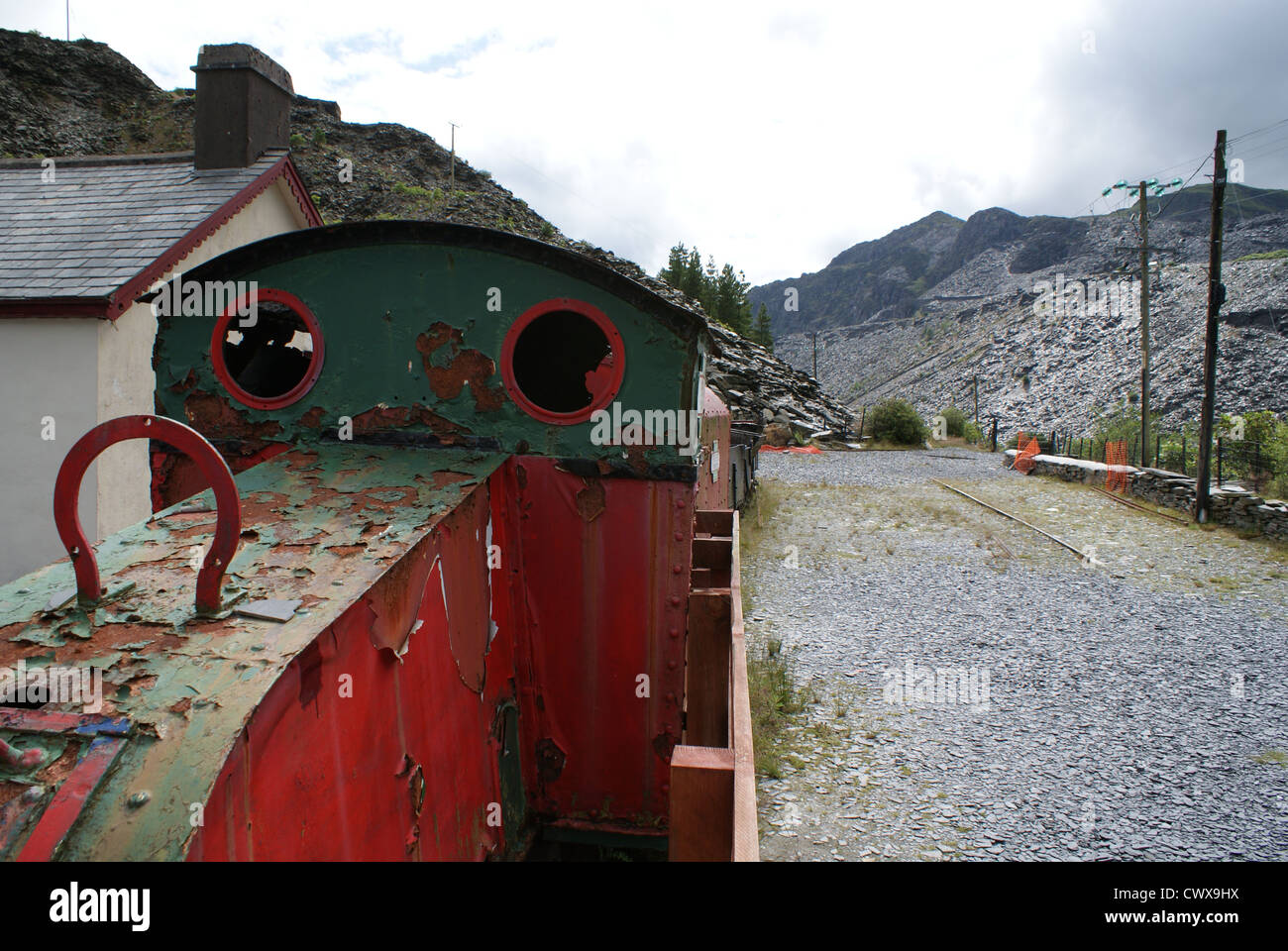 Heruntergekommene Lokomotive für das Schleppen schiefer Wagen an Llechwedd Slate Caverns, Blaenau Ffestiniog Wales genutzt Stockfoto