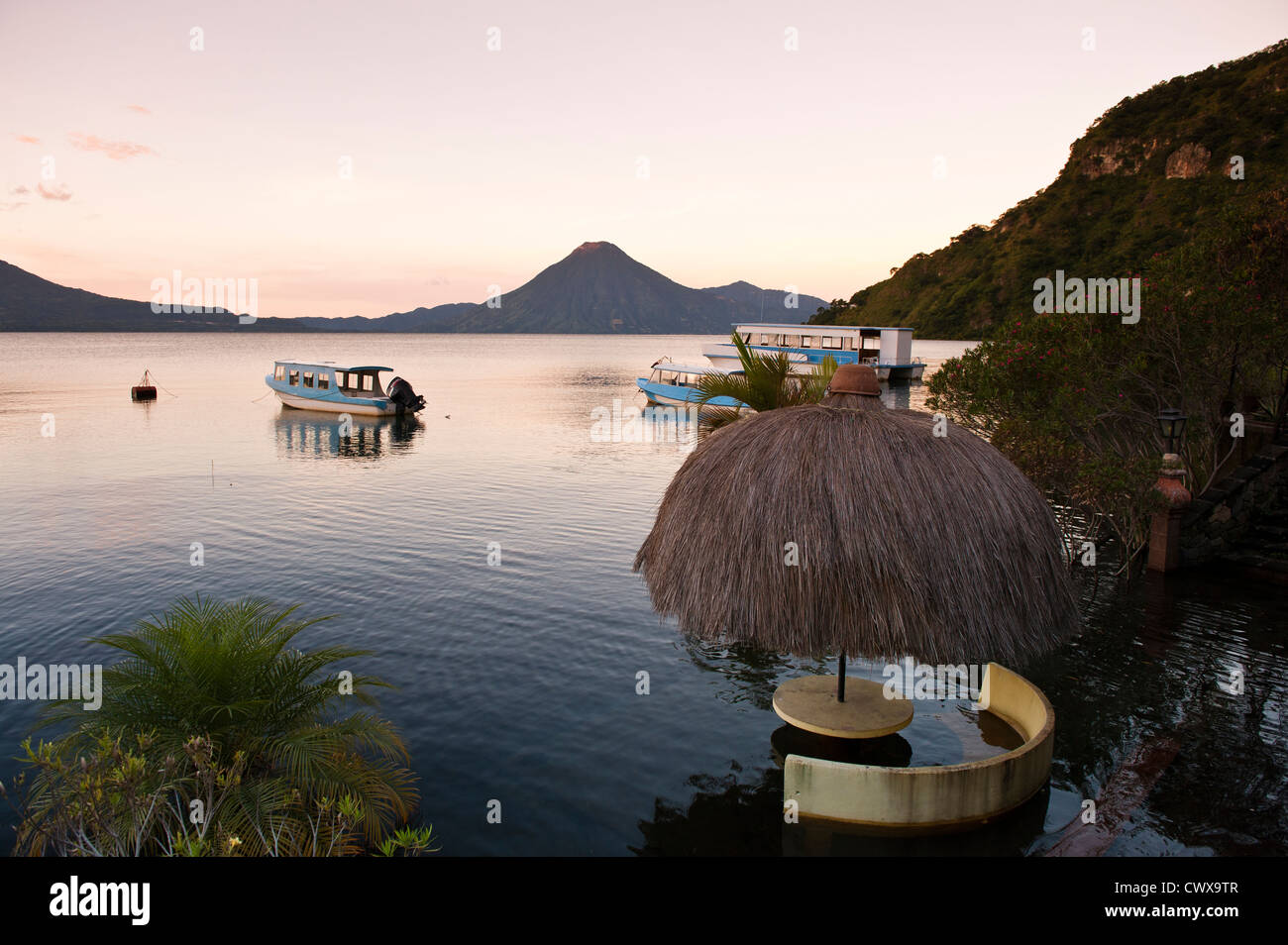 Toliman Vulkan und Lago de Atitlan, Lake Atitlan, vom Hotel Atitlan, San Juan la Laguna, Guatemala. Stockfoto