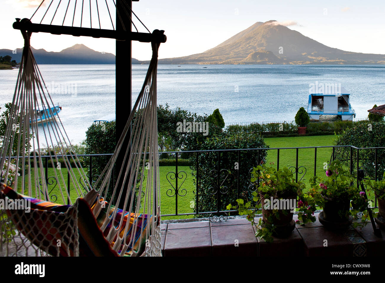 Toliman Vulkan und Lago de Atitlan, Lake Atitlan, vom Hotel Atitlan, Zimmer Balkon, San Juan la Laguna, Guatemala. Stockfoto