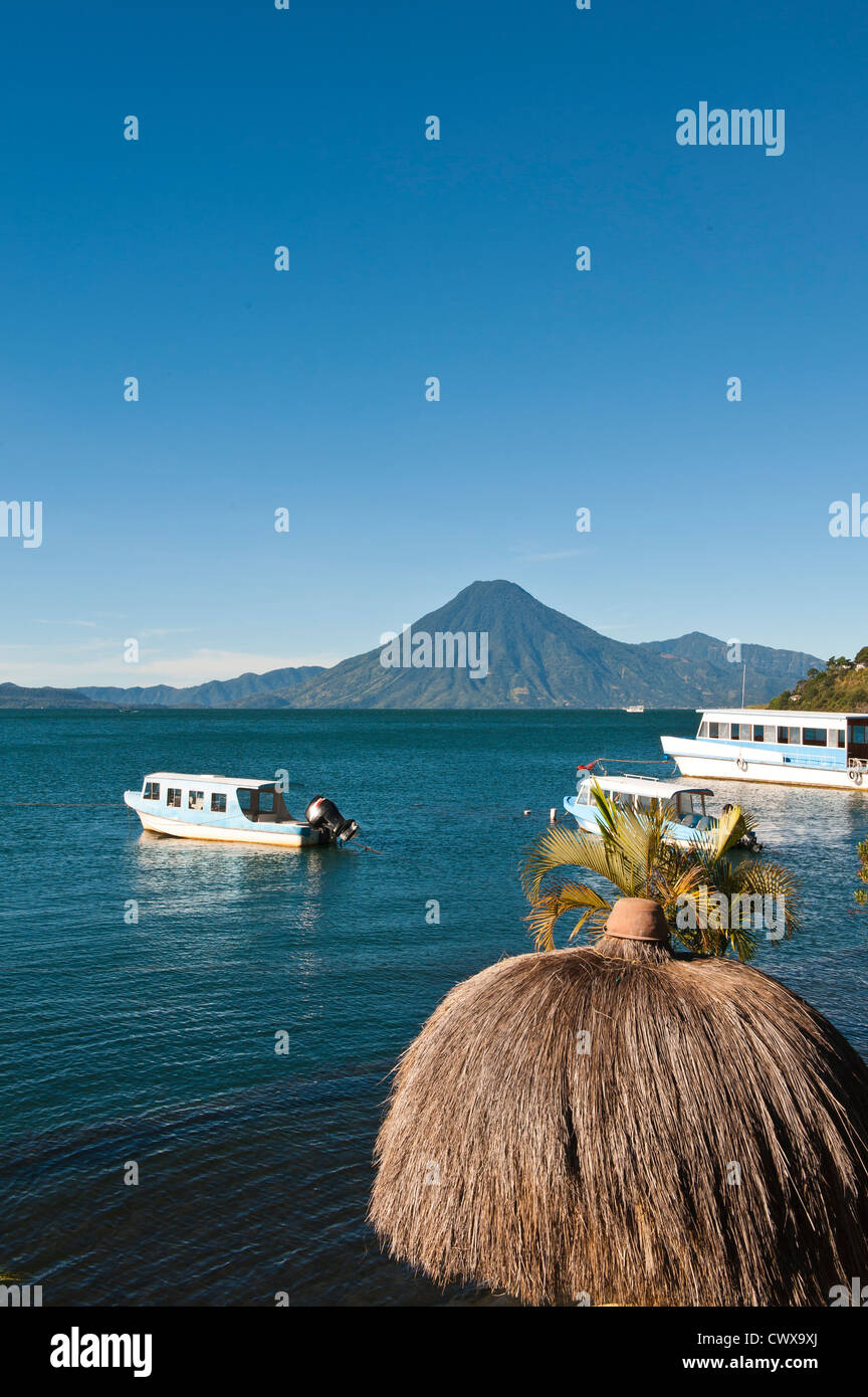 Toliman Vulkan und Lago de Atitlan, Lake Atitlan, vom Hotel Atitlan, San Juan la Laguna, Guatemala. Stockfoto Toliman Vulkan und Lago de Atitlan, Lake Atitlan, vom Hotel Atitlan, San Juan la Laguna, Guatemala. Stockfoto