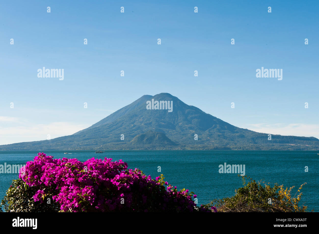 Toliman Vulkan und Lago de Atitlan, Lake Atitlan, vom Hotel Atitlan, San Juan la Laguna, Guatemala. Stockfoto