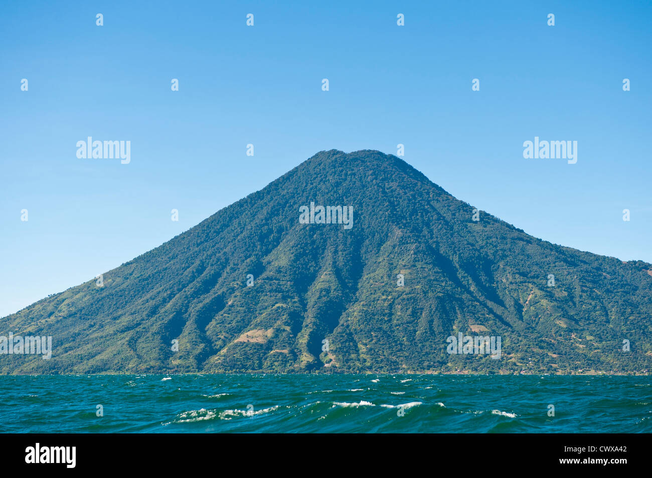 Toliman Vulkan und Lago de Atitlan, Lake Atitlan, vom Hotel Atitlan, San Juan la Laguna, Guatemala. Stockfoto