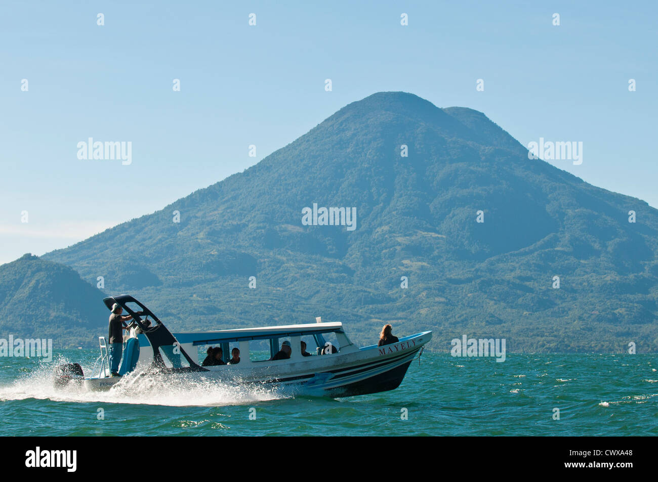 Ein wassertaxi Speed Boot am Lago de Atitlan See, Lake Atitlan, mit Toliman Vulkan und San Juan La Laguna, Guatemala. Stockfoto