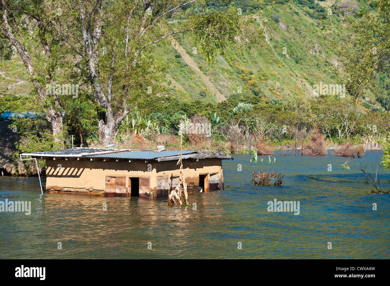 Guatemala, Santiago Atitlan. Haus Dorf Santiago Atitlan Lago de Atitlan See Atitlan Guatemala überflutet. Stockfoto