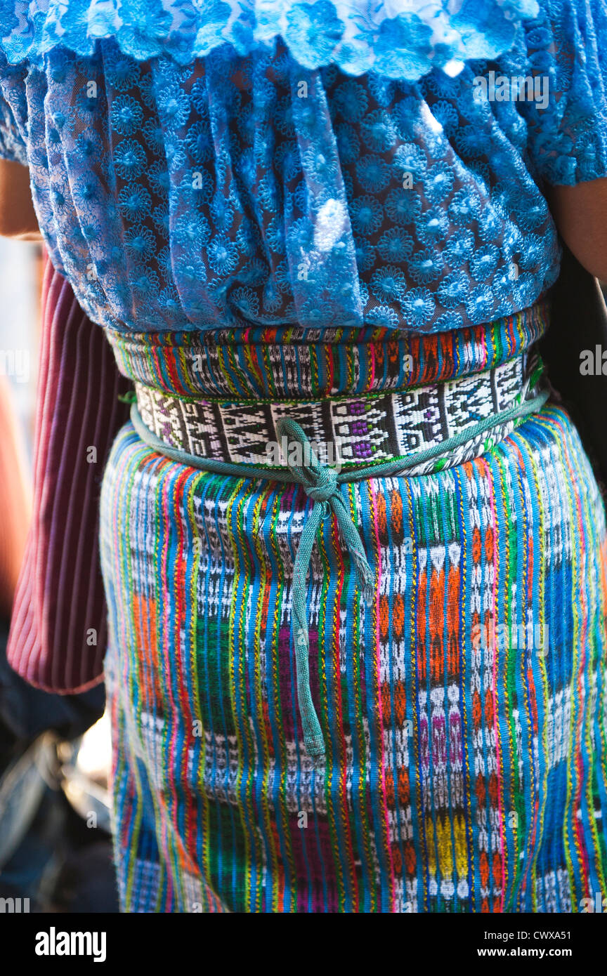 Maya-Frau tragen traditionelle Maya Huipiles Huipil Bluse und Corte Rock, Santiago Atitlan See Lago Atitlan Guatemala. Stockfoto