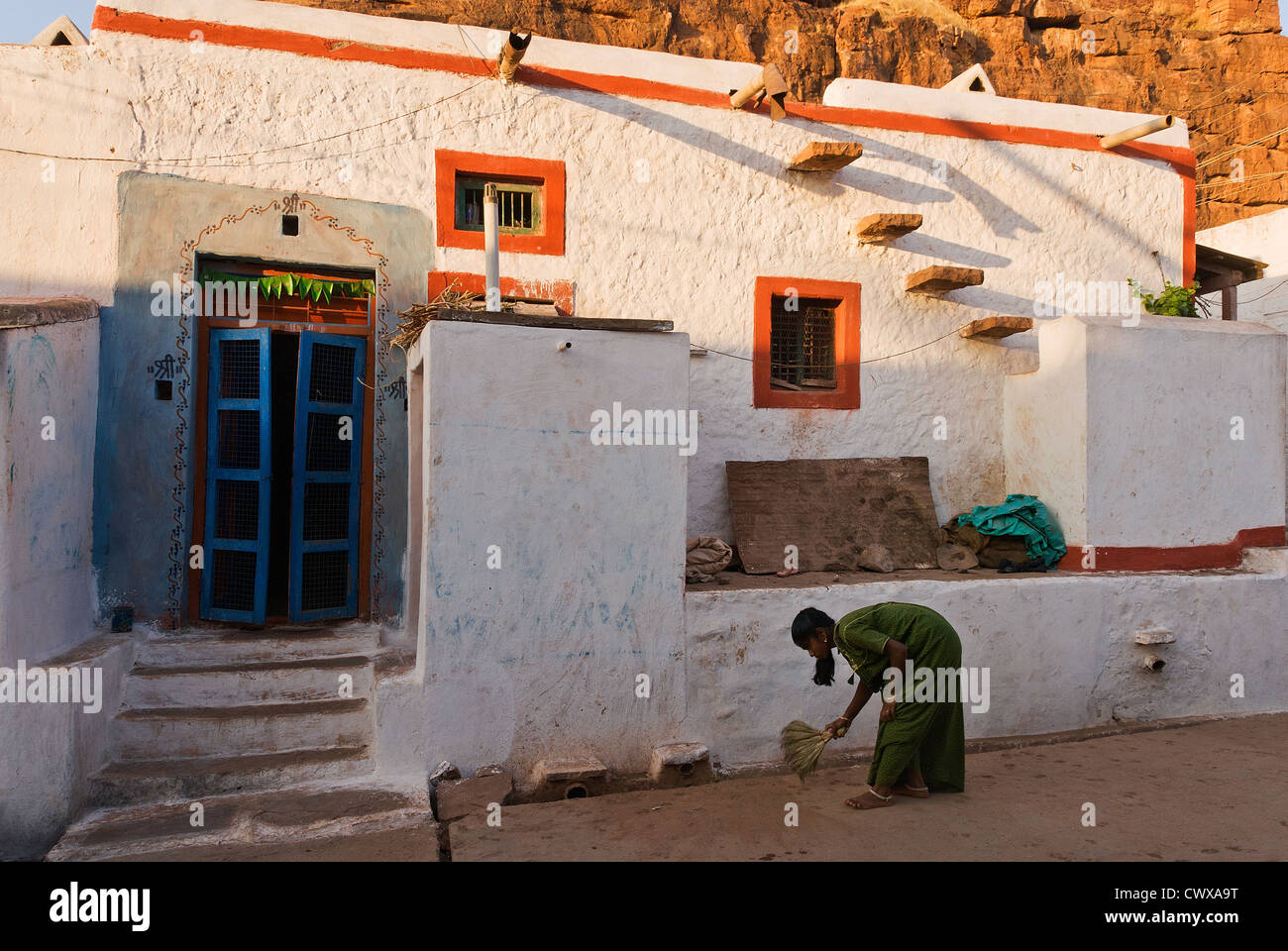 Elk201-2847 Indien, Karnataka, Badami, Haus mit Frau fegen Stockfoto