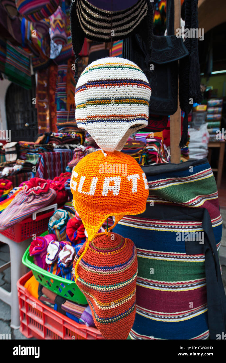 Strickmütze Anbieter im lokalen Markt, Chichicastenango, Guatemala. Stockfoto