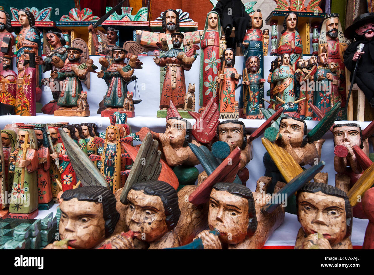 Holzschnitzereien-Statuen im lokalen Markt, Chichicastenango, Guatemala. Stockfoto