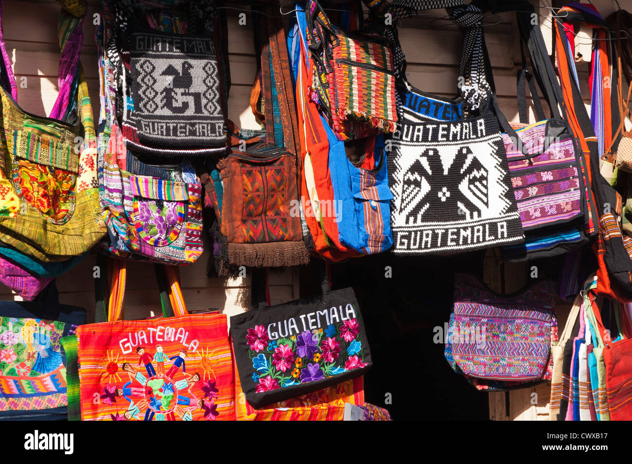 Taschen und Souvenirs in Markt in Santiago Sacatepequez, Guatemala, Mittelamerika. Stockfoto