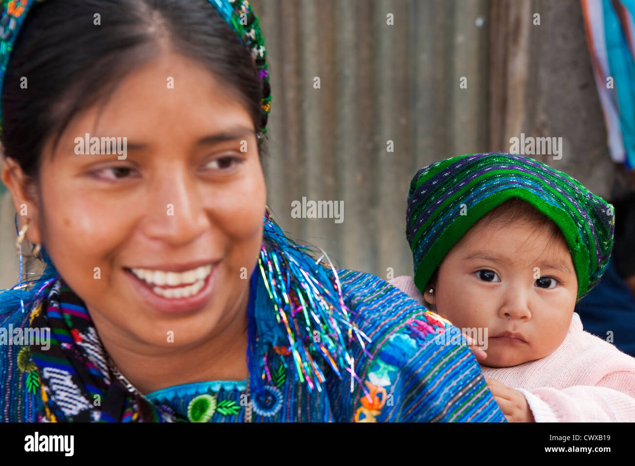 Maya Mutter und Tochter im Markt in Santiago Sacatepequez, Guatemala, Mittelamerika. Stockfoto