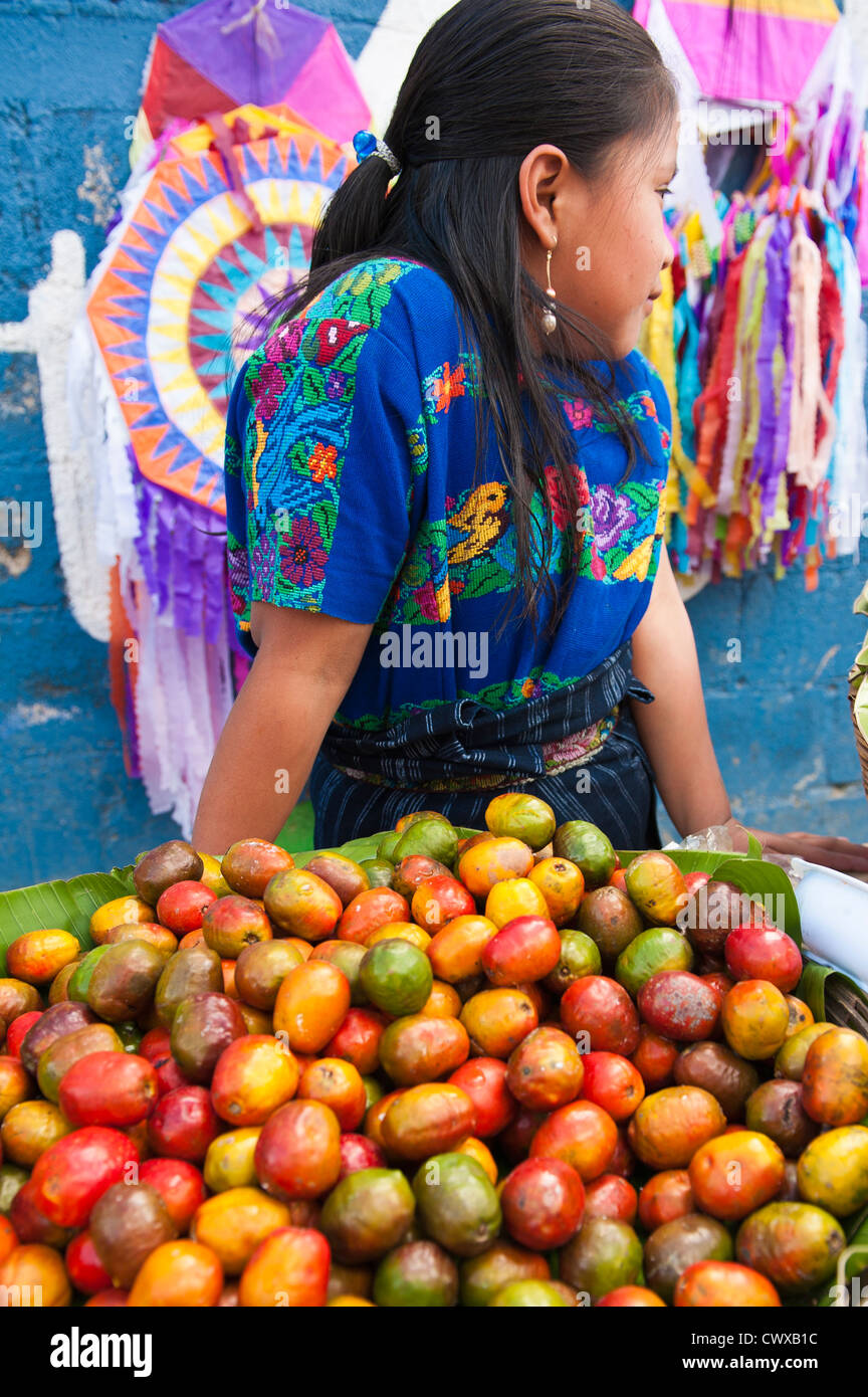 Junge Maya Frau Obst Anbieter im Markt, Santiago Sacatepequez, Guatemala, Mittelamerika. Stockfoto