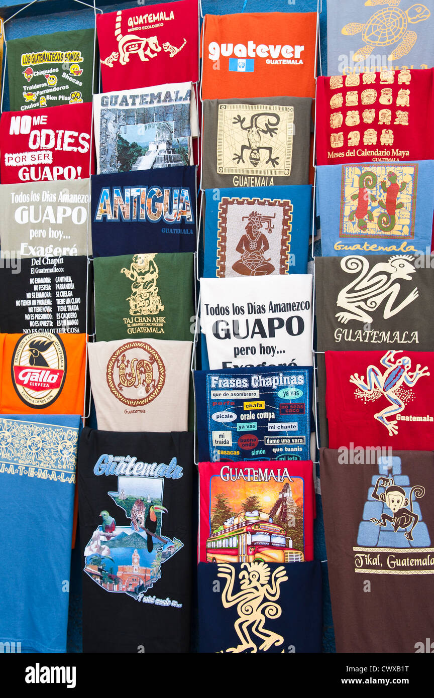 Souvenir T-shirts im Markt in Santiago Sacatepequez, Guatemala, Mittelamerika. Stockfoto