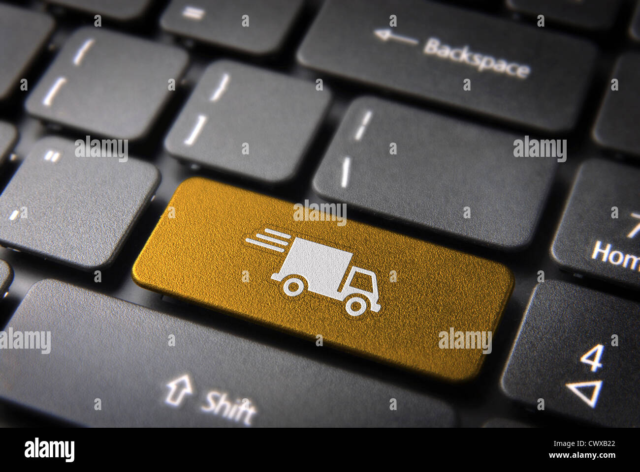 Transport Lieferung mit LKW-Symbol auf Laptop-Tastatur Schlüssel. Im Preis inbegriffen Clipping-Pfad, so dass Sie leicht bearbeitet werden kann. Stockfoto