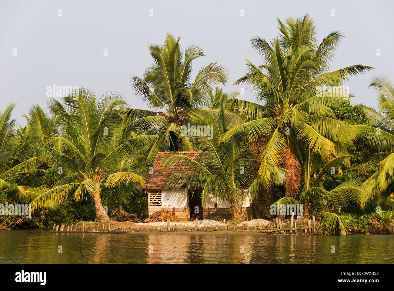 Elk201-3067 Indien, Kerala, Kollam, Backwaters Kanal, Waterfront house Stockfoto