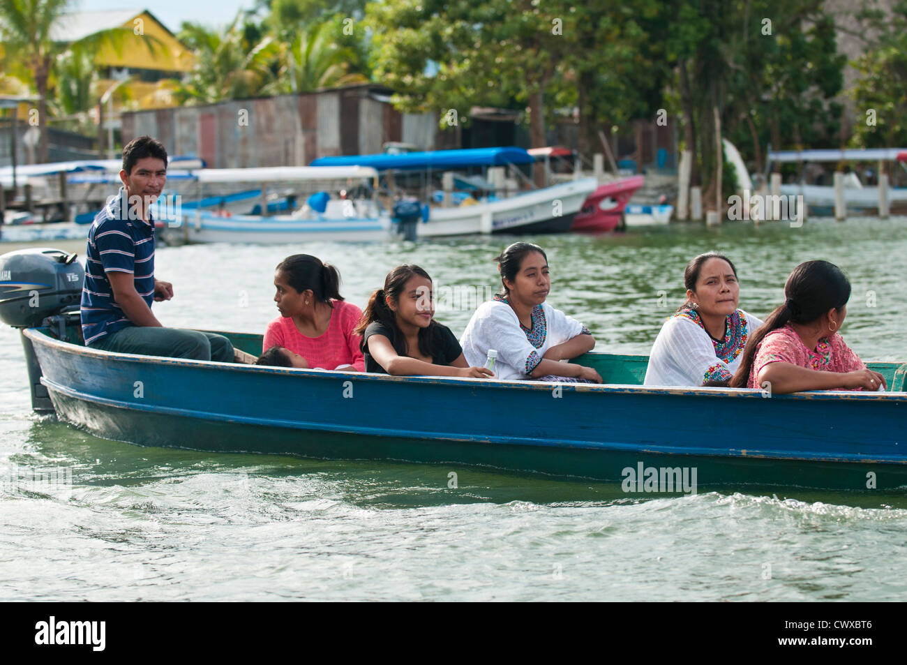 Guatemala, Lake Izabal. Schulkinder in Geschwindigkeit Boot Wasser taxi ...