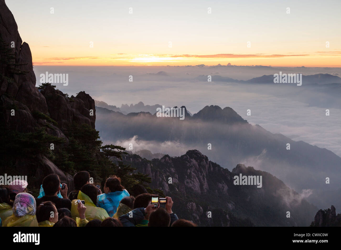 Touristen warten auf den Sonnenaufgang am Mt. Huangshan (Yellow Mountain), Anhui, China Stockfoto