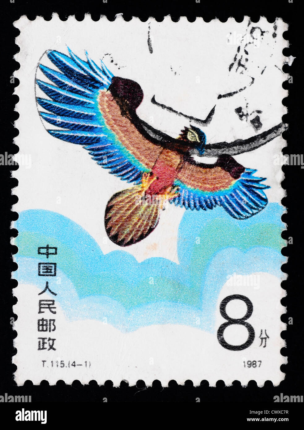 Eine Briefmarke gedruckt in China zeigt einen Drachen Adler Figur am Himmel, ca. 1987 Stockfoto