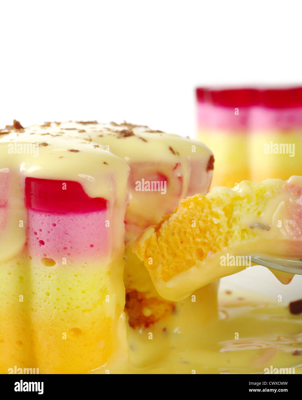 Peruanische bunte kleinen Kuchen namens Torta Helada in der Form einer Blume mit Vanille Pudding und Schokolade rasieren Stockfoto