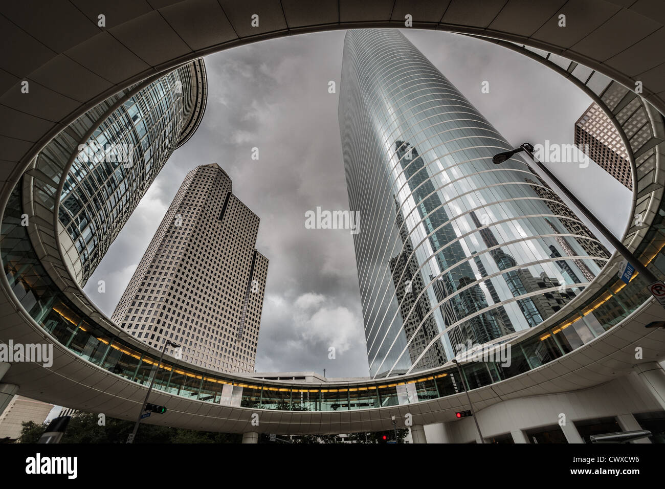 Kreisförmigen Gehweg der Chevron-Gebäude in der Innenstadt von Houston, Texas Stockfoto