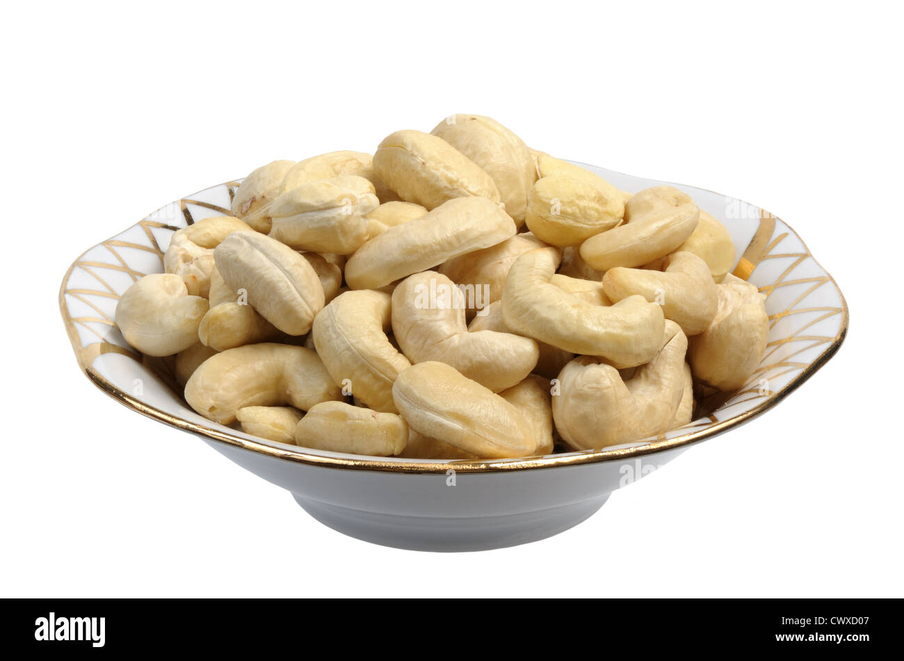 Cashew-Nüssen in einem weißen Teller auf einem weißen Hintergrund isoliert Stockfoto