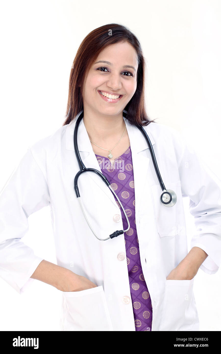 Fröhlichen indischen Arzt Frau vor weißem Hintergrund Stockfoto