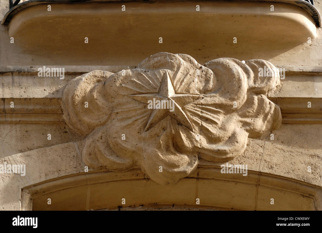 Paris, Frankreich. Star auf Fassade 12, Rue de Buci. Freimaurer-Symbol, das "Flaming Star" ehemalige Wohnhaus der freimaurerischen Loge in Paris Stockfoto