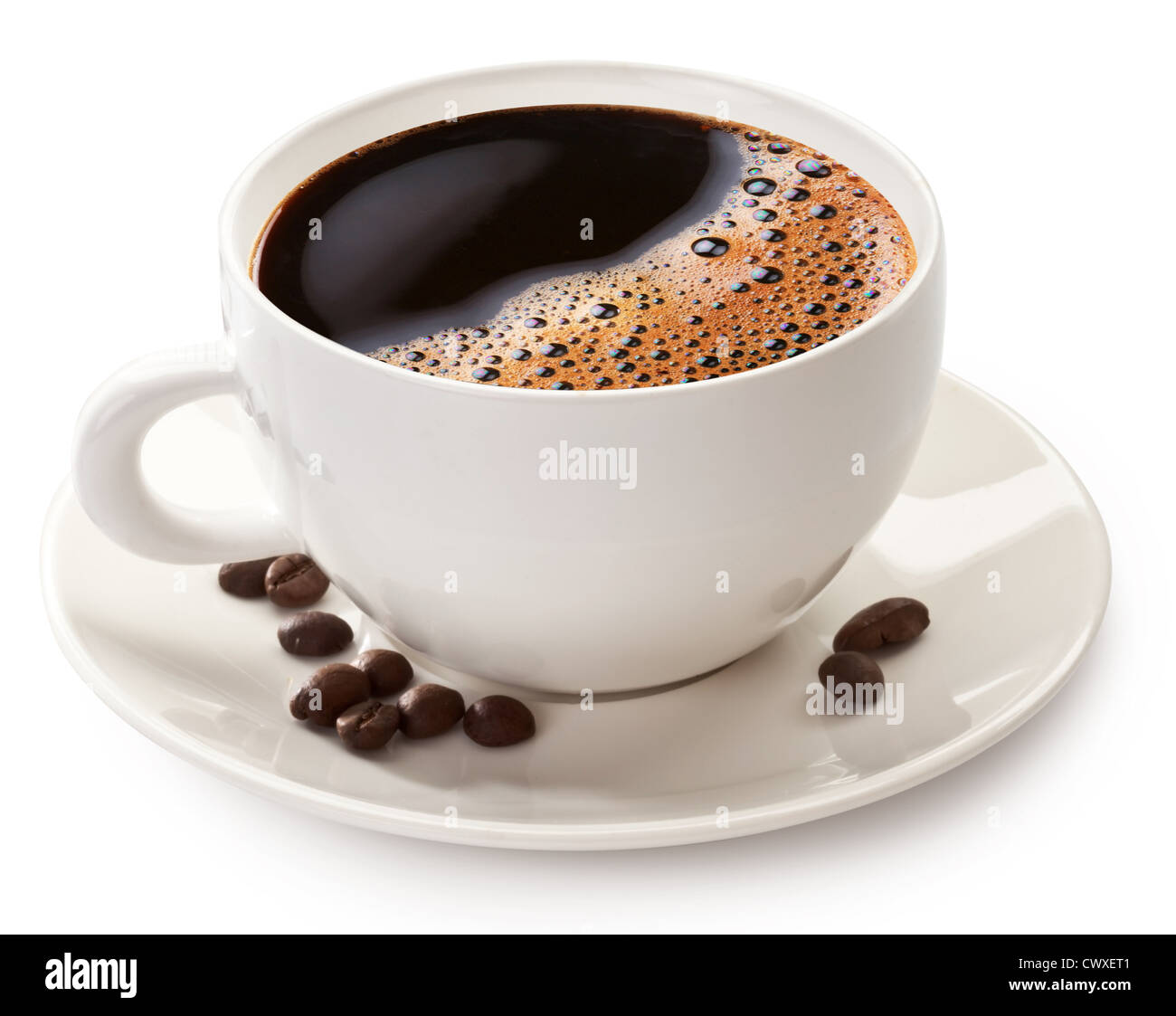 Tasse Kaffee und Bohnen auf einem weißen Hintergrund. Datei enthält den Pfad zum Schneiden. Stockfoto