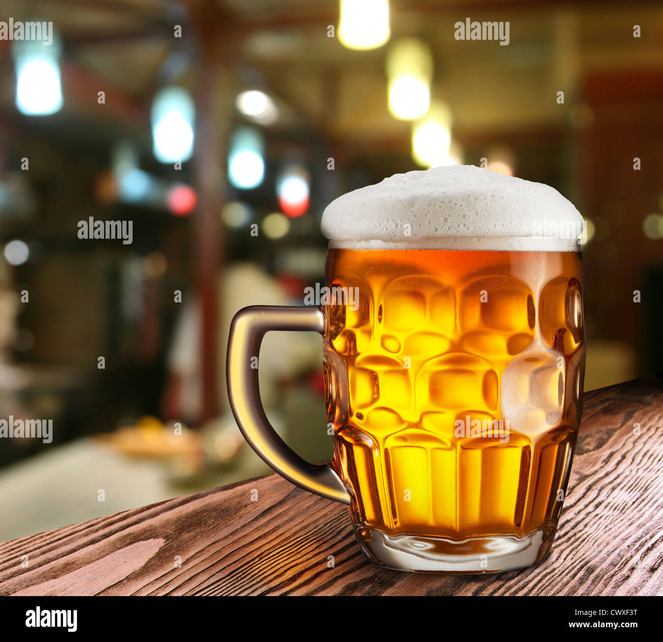 Glas helles Bier auf einer dunklen Kneipe. Stockfoto
