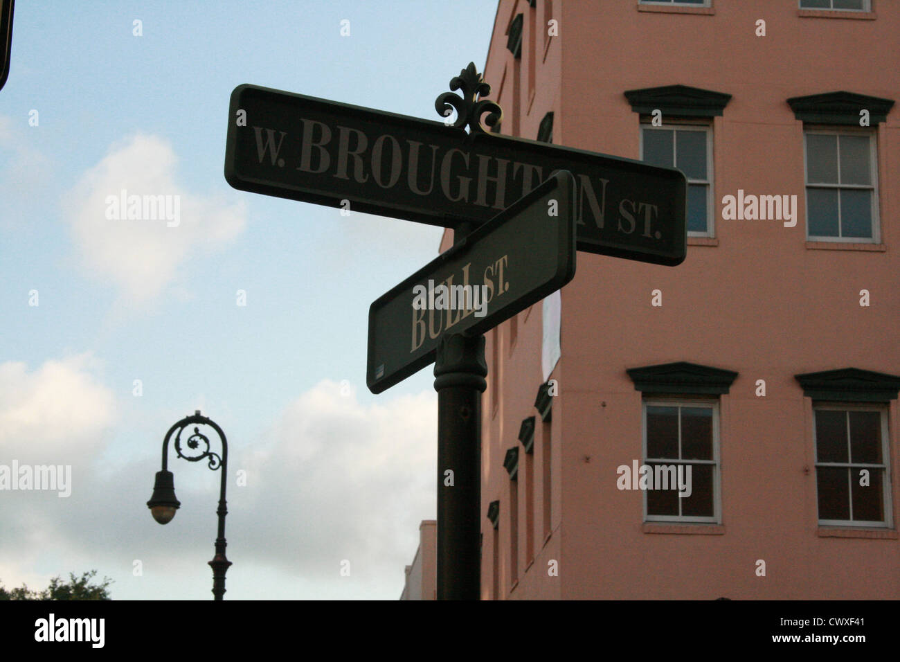 Savannah Georgia GA Straßenschild Broughton und Bull Straße Kreuzung mit der alten antiken Pole und Stadtbild Lichtarchitektur Stockfoto
