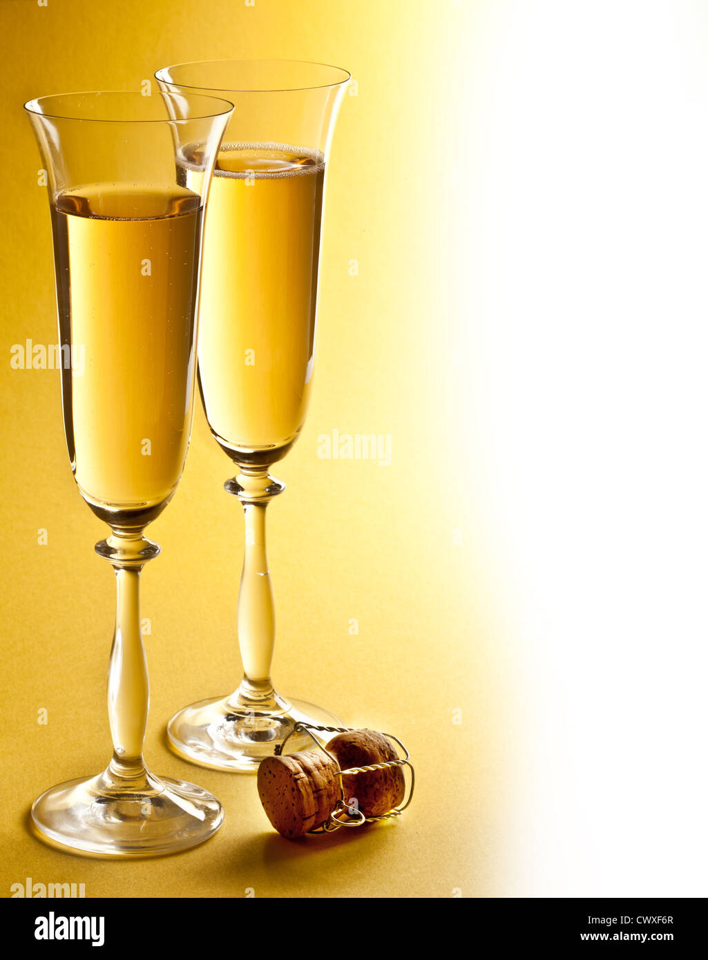 Zwei Glas Champagner auf einem gelben Hintergrund. Stockfoto
