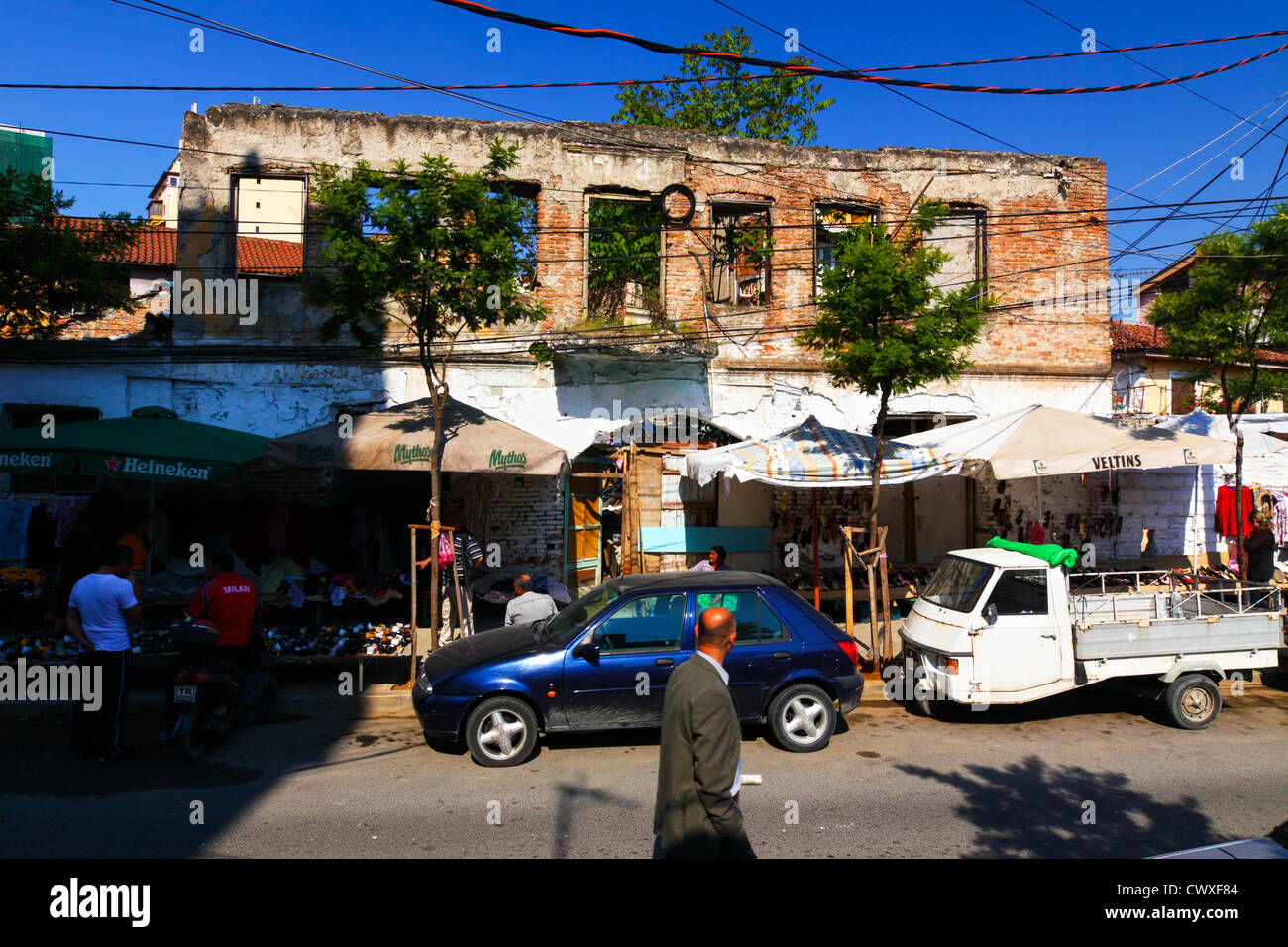 Baufällige Gebäude und Basar Ständen in Tirana, Albanien Stockfoto