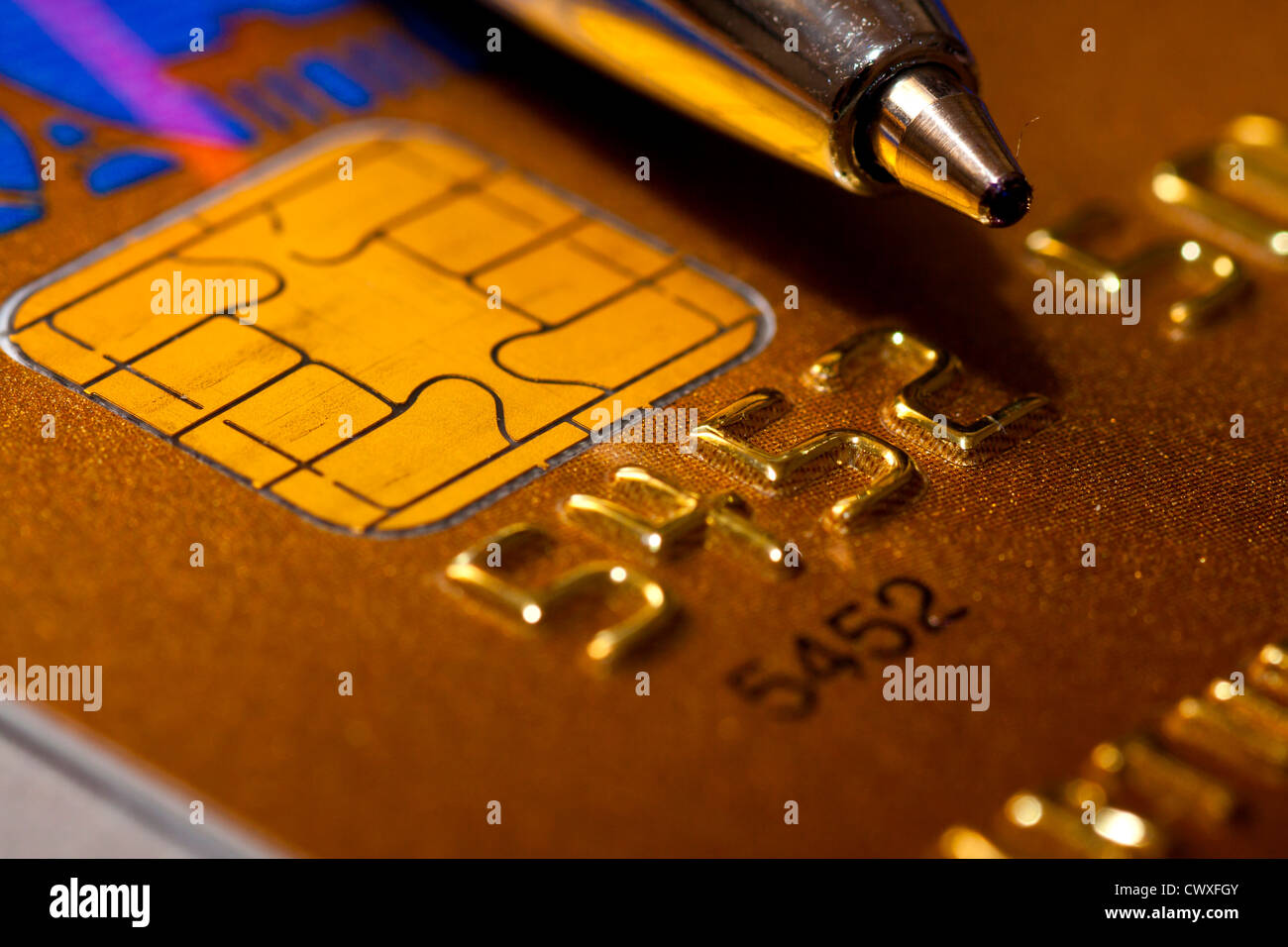 Nahaufnahme der silbernen Ziffern auf einer Kreditkarte. Stockfoto