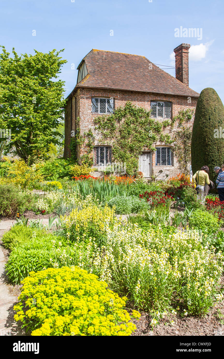 Sissinghurst Castle, Kent, England, UK vormals ein elisabethanisches Herrenhaus, Ferienhaus im schönen Garten Stockfoto