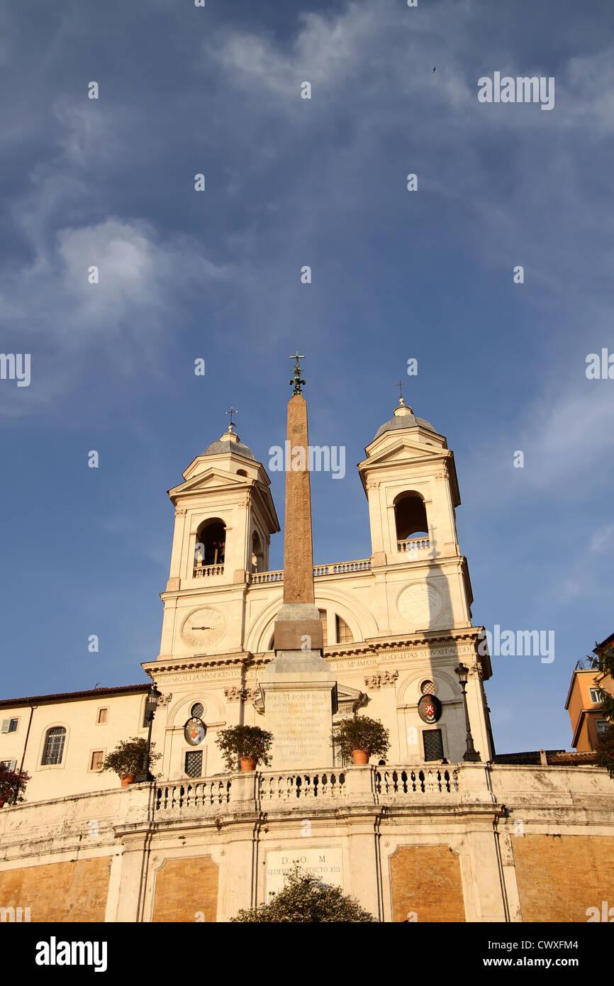 Piazza di Spagna (Spanische Treppe) und Kirche Trinita dei Monti Stockfoto