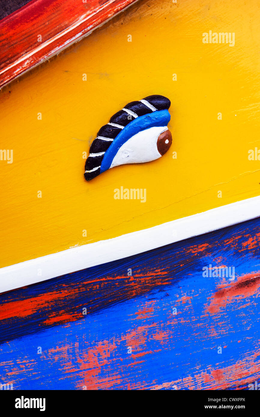 Detail des Auges auf einem traditionellen maltesischen Fischerboot genannt Luzzu hautnah Stockfoto
