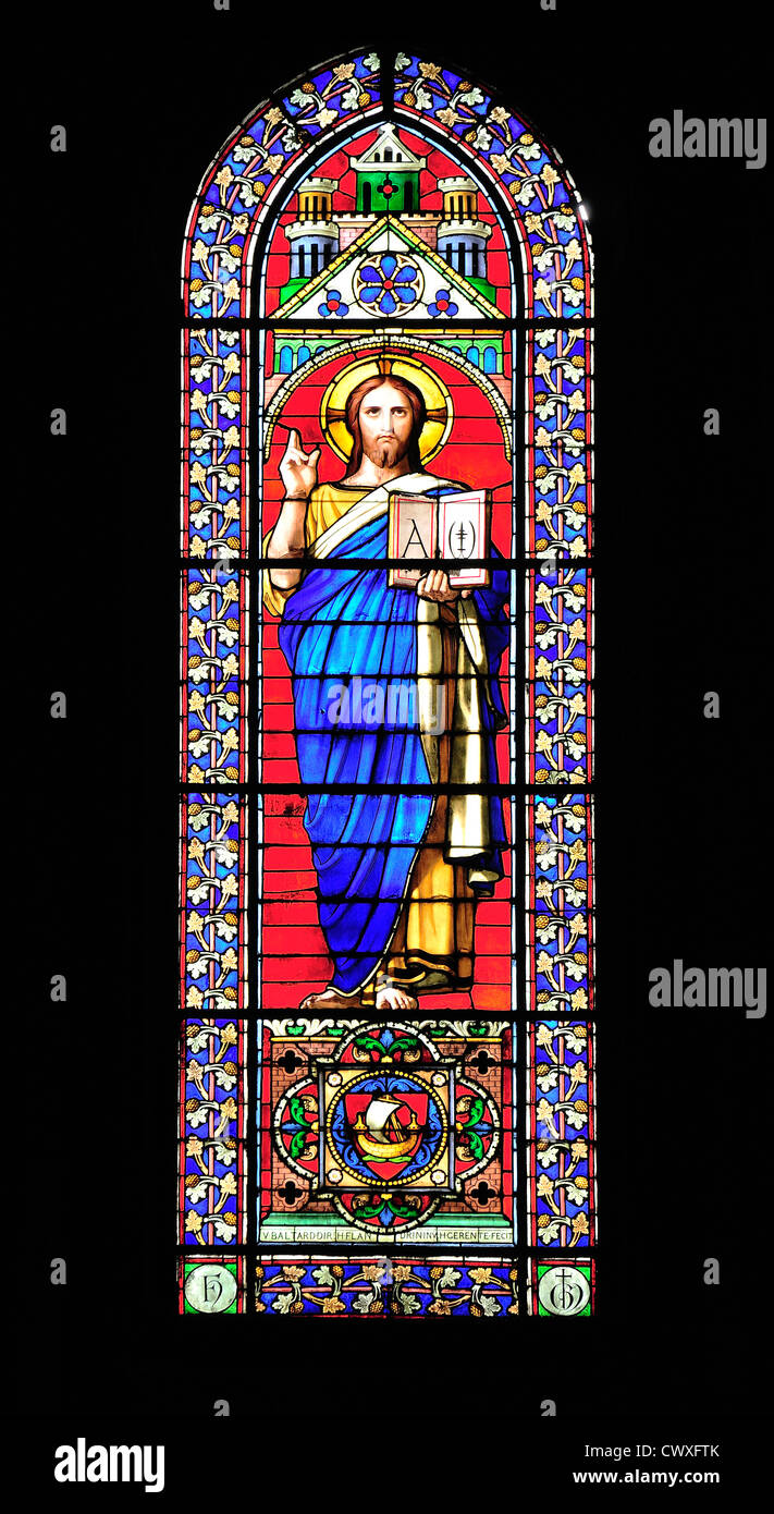 Paris, Frankreich. Innenraum der Kirche von St-Germain-des-Pres. Glasmalerei-Fenster - Jesus Christus mit offenen Buch - Alpha bis Omega Stockfoto