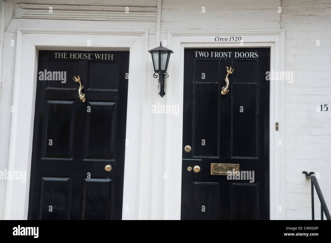 Das Haus mit zwei Eingangstüren.  UK Stockfoto