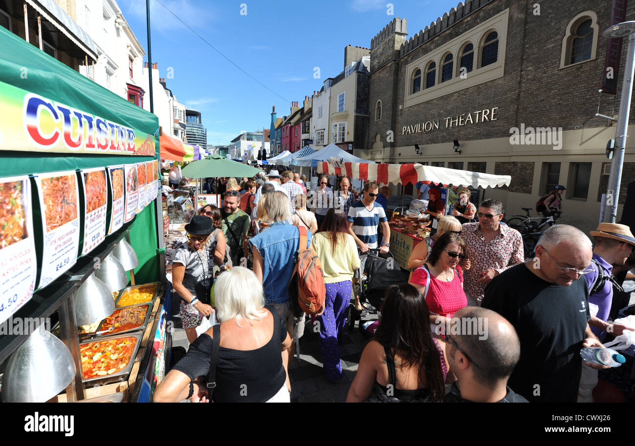 Menschenmassen strömen in den großen Markt der Sussex in New Brighton Road. Der Markt ist Teil von Brighton und Hove Food and Drink Festival Stockfoto