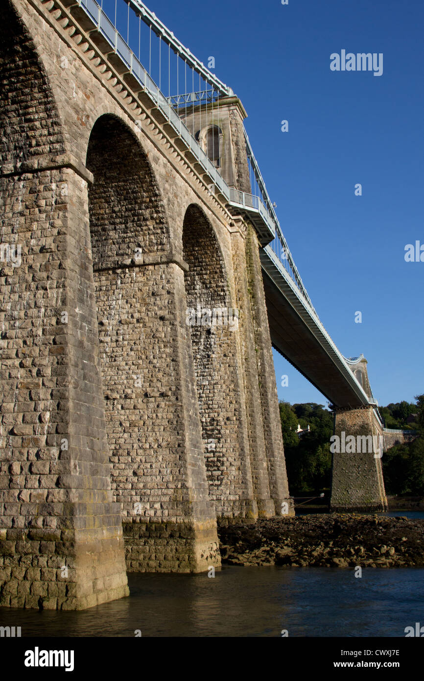 Unter den Bögen der Menai Aufhebung-Brücke, Stockfoto