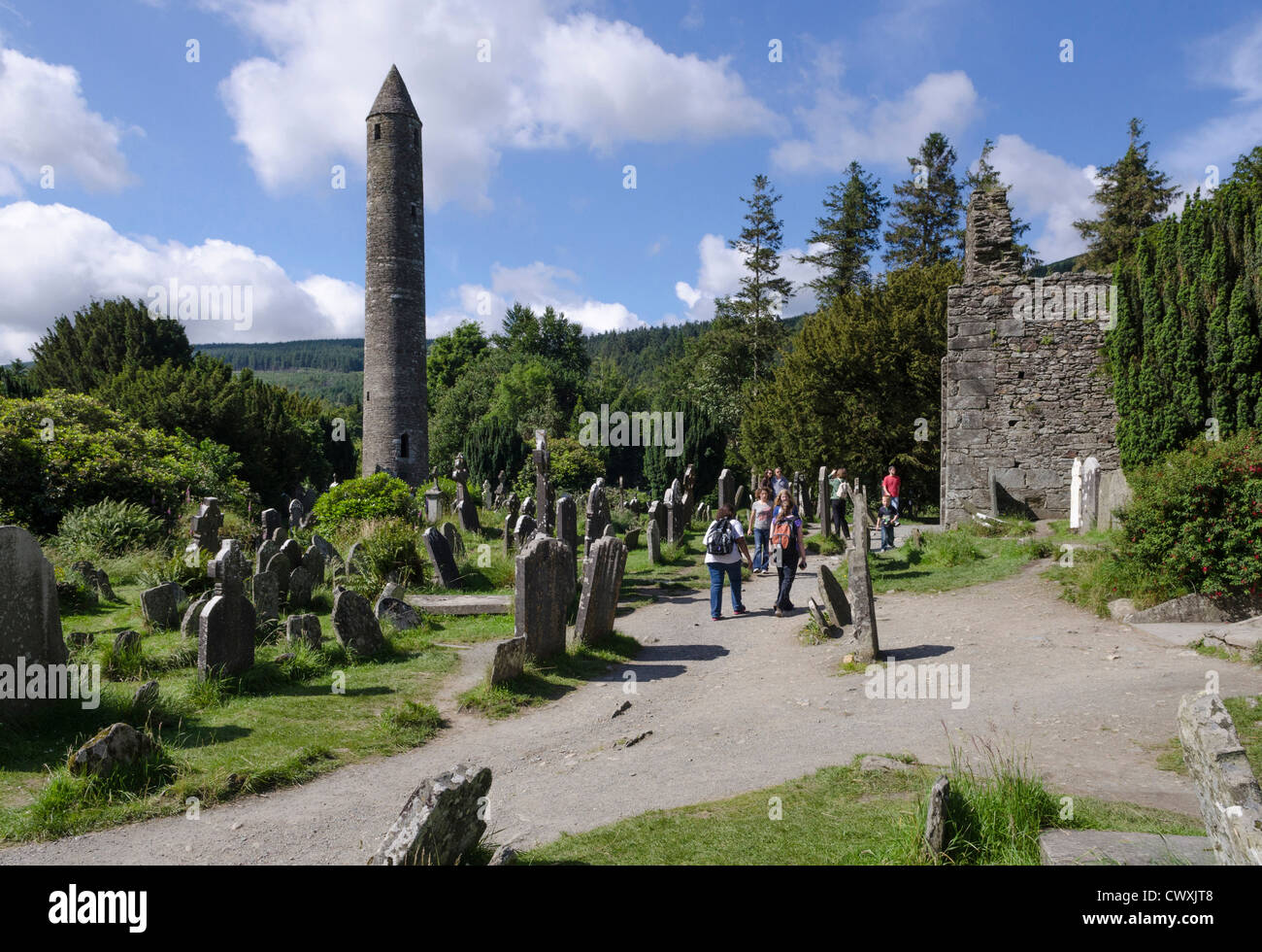 Irland-Landschaft - Runde Turm und Ruinen von Glendalough, County Wicklow, Irland mit Touristen Stockfoto