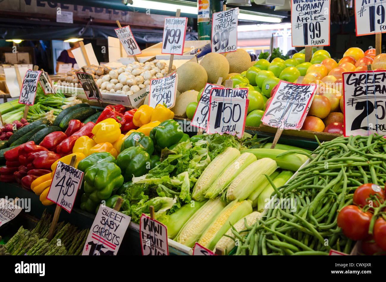 Obst und Gemüse auf einem Marktstand in Pike Place Market in Seattle, USA Stockfoto