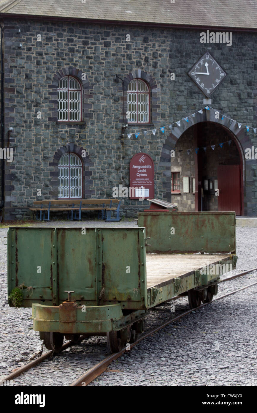 Schiefer Waggon vor dem Welsh National Slate Museum, Amgueddfa Lechi Cymru Stockfoto