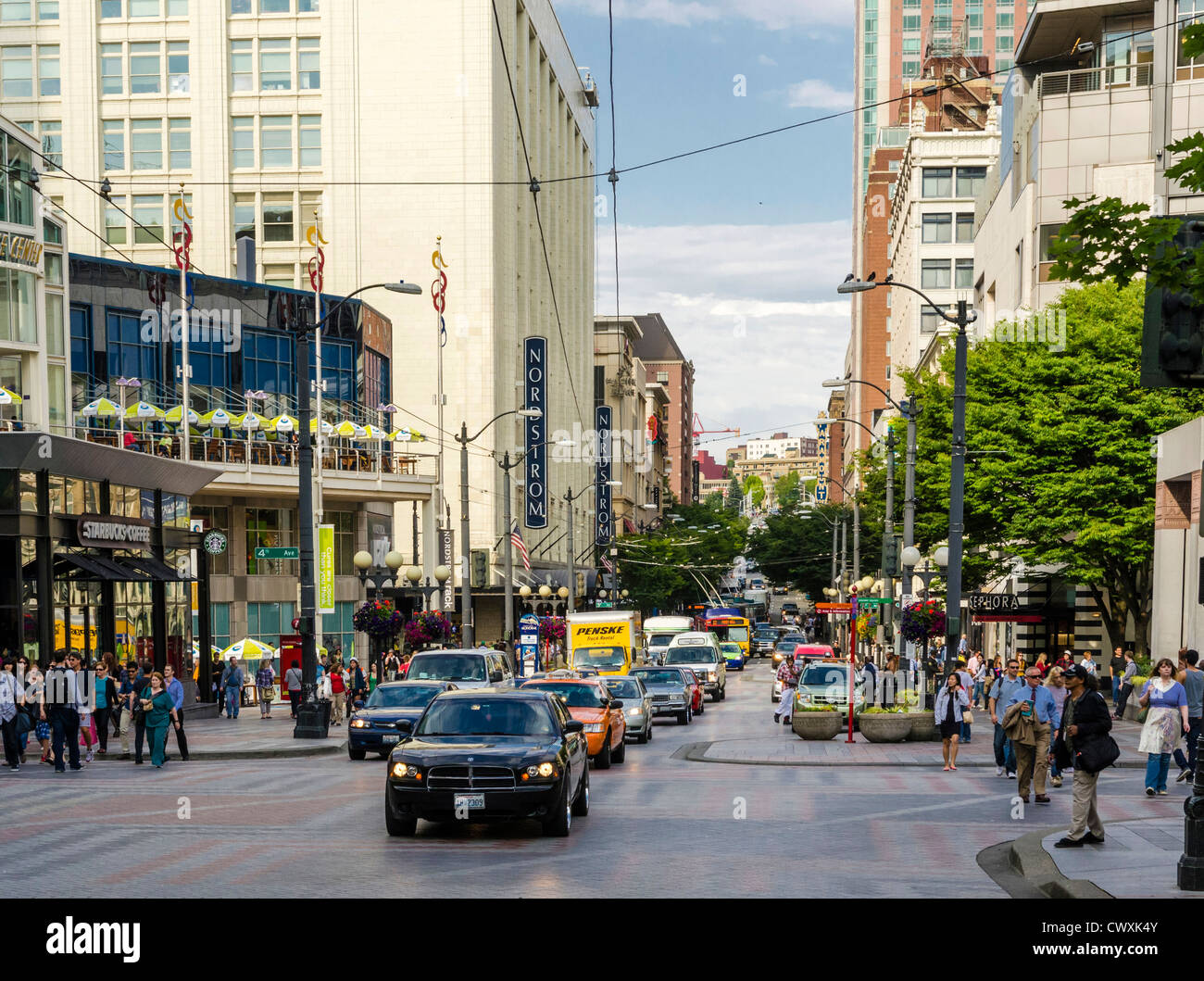 Zeigen Sie nach unten Pine Street, Seattle, USA an - Innenstadt Straßenszene mit Verkehr und Menschen Stockfoto