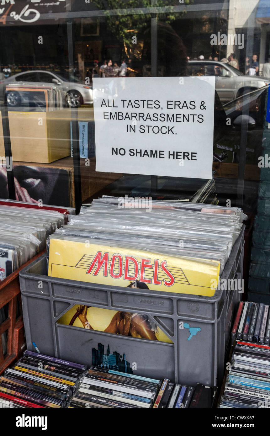 Store mit lustigen Zeichen in Davie Village, Vancouver, Kanada aufzeichnen Stockfoto
