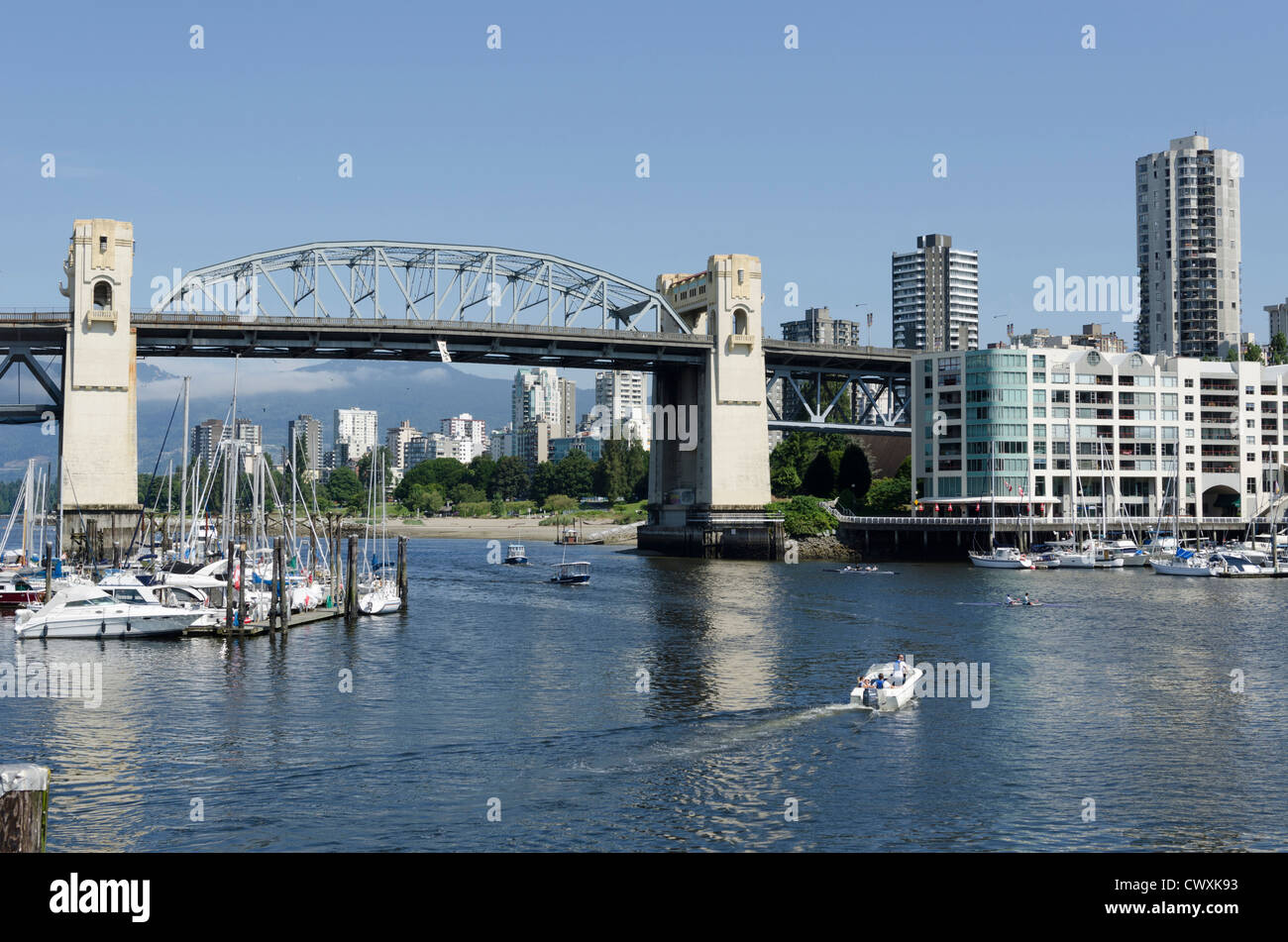 Blick von Granville Island über die Bucht zeigt Burrard St. Bridge und der Innenstadt von Vancouver, Kanada Stockfoto